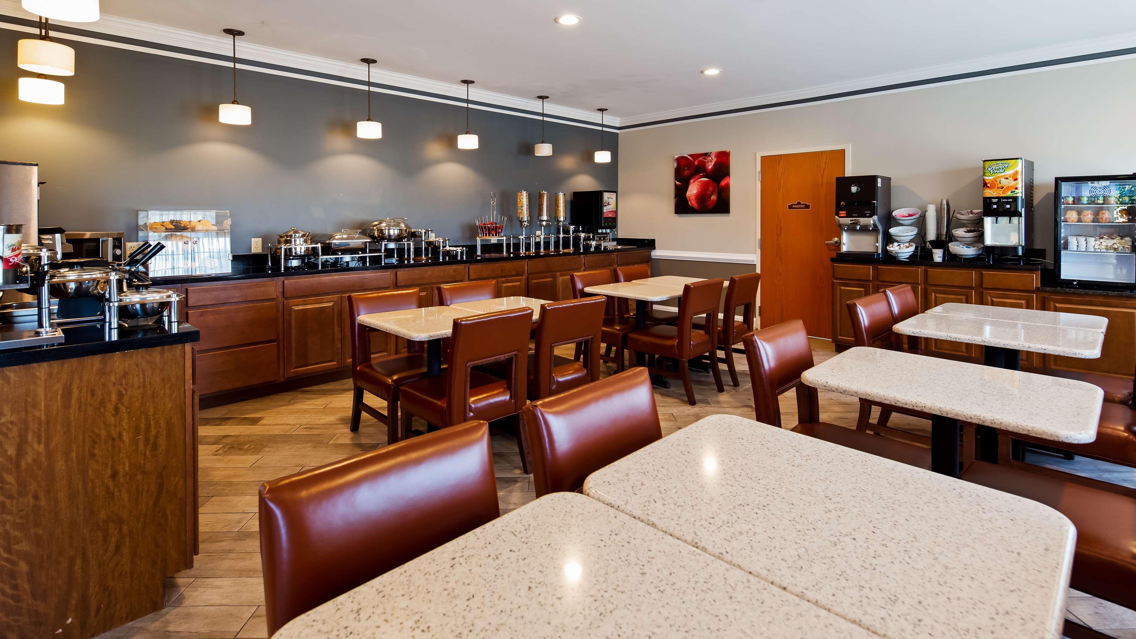 Best Western Plus Hannaford Inn & Suites Kenwood Buitenkant foto