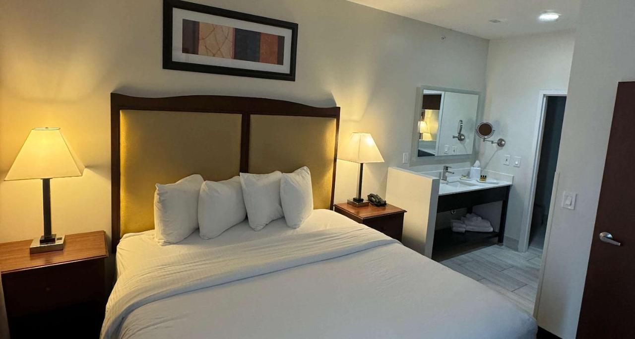 Best Western Plus Hannaford Inn & Suites Kenwood Buitenkant foto