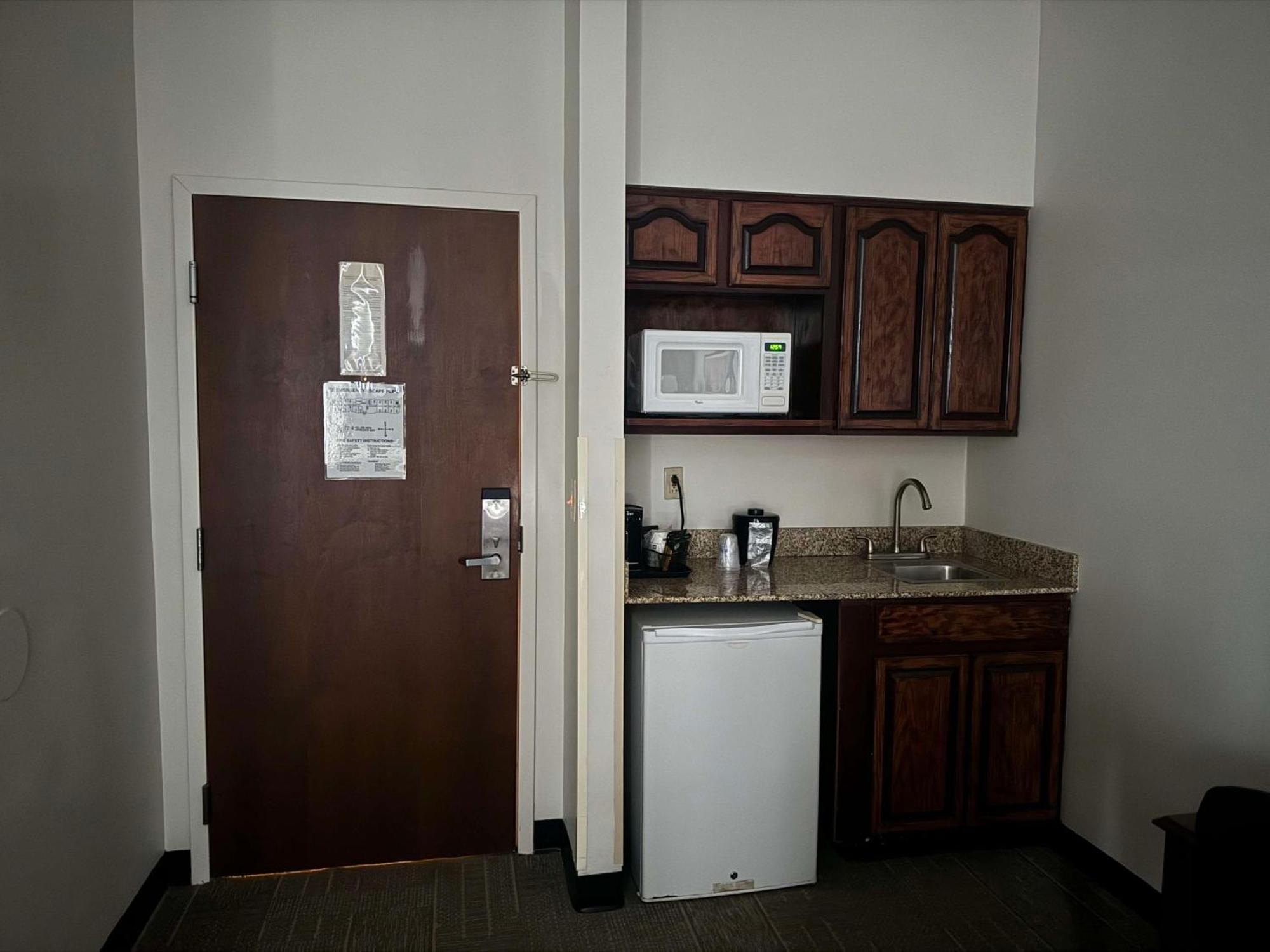 Best Western Plus Hannaford Inn & Suites Kenwood Buitenkant foto